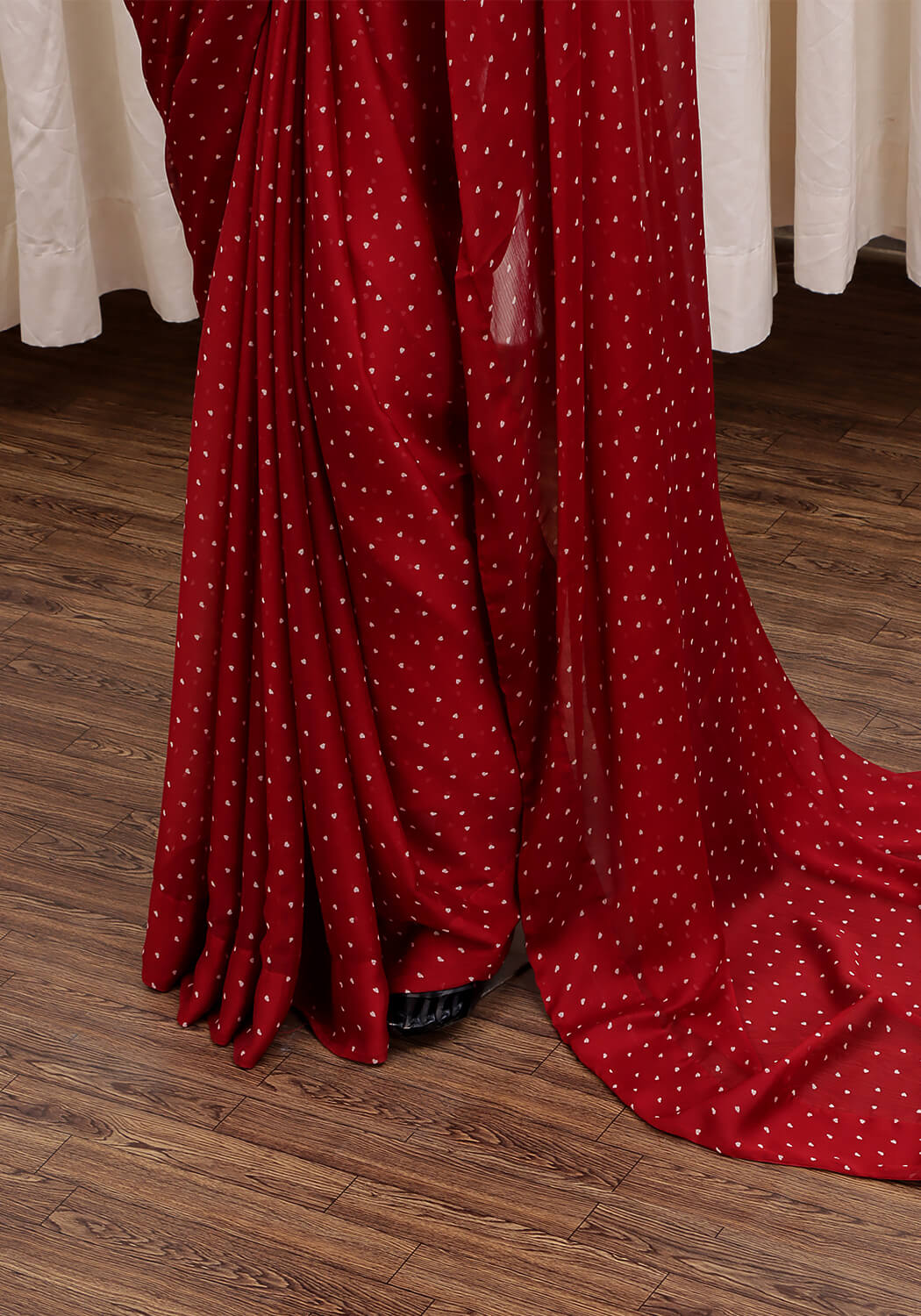 chiffon saree, silk saree, valentine day outfit, semi formal saree, lightweight saree, summer sarees, sarees in pakistan, sarees in karachi, saree shaper in pakistan, maroon silk saree  